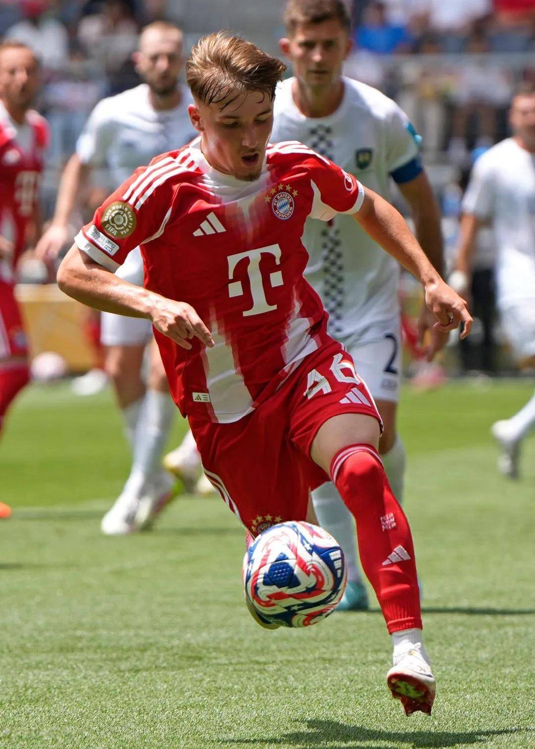 开云登录入口-杜兰特新星刷新纪录表现突出，拜仁前途光明！全场沸腾不已(杜兰特拜年)