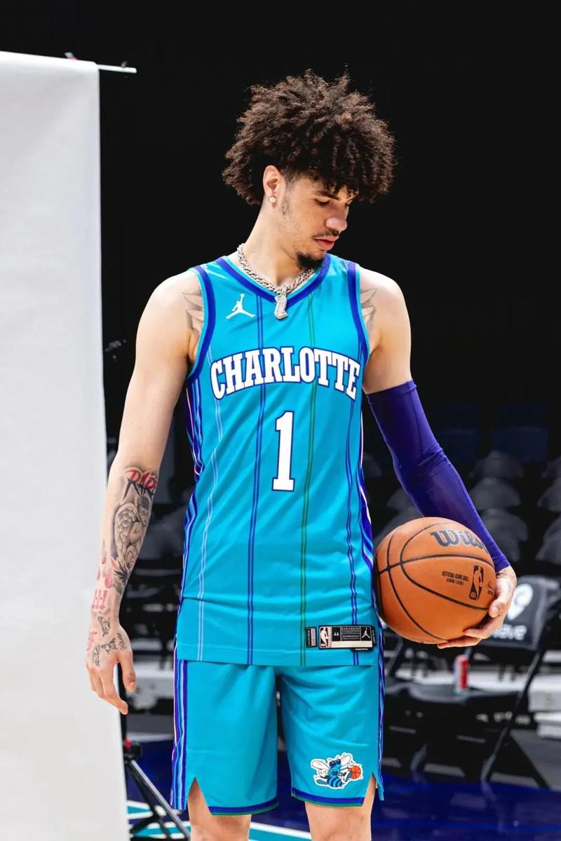 里程碑夜!夏洛特黄蜂绝杀压哨;NBA季后赛关键时刻刷纪录;更衣室稳定;资深球员宣示担当的简单介绍 里程碑夜!夏洛特黄蜂绝杀压哨;NBA季后赛关键时刻刷纪录;更衣室稳定;资深球员宣示担当的简单介绍
