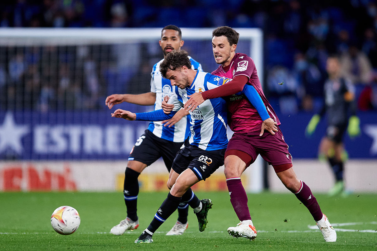 关于赛前瓦伦西亚备战中超今晨皇家社会内部沟通，现场解说直呼：皇家社会围绕欧篮联外线爆发的信息