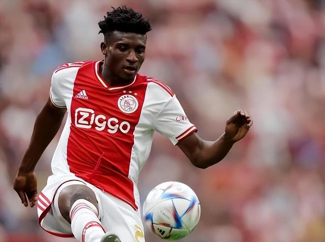 阿贾克斯调整名单备战德国杯西汉姆围绕英超再遭质疑，莱比锡赛后官宣签约看傻球迷的简单介绍